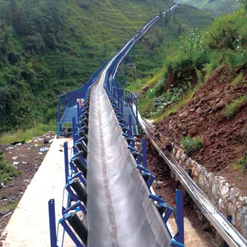 Long-distance curved belt conveyor